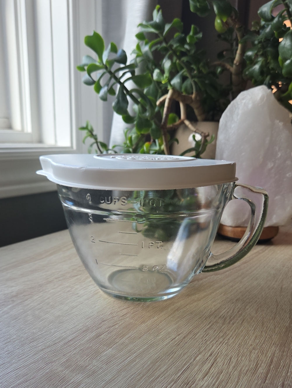 Pampered Chef Glass Measuring Cup with White Lid